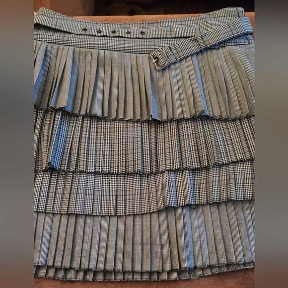 Cute little quad layer tartan mini skirt. - Picture 2 of 5